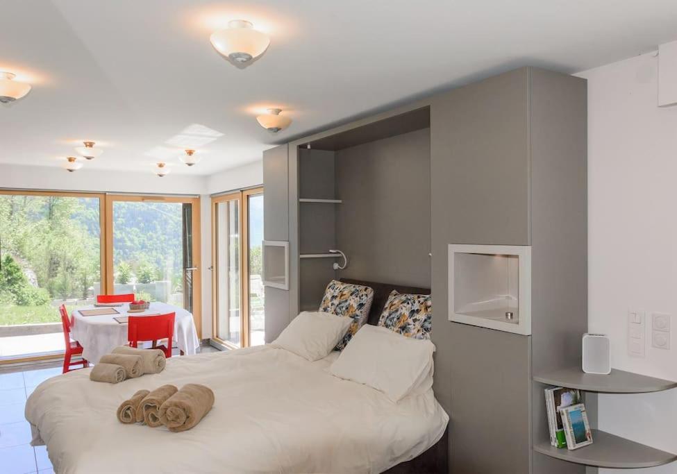 In The Heart Of Nature With An Unique View Plan Montmin Luaran gambar